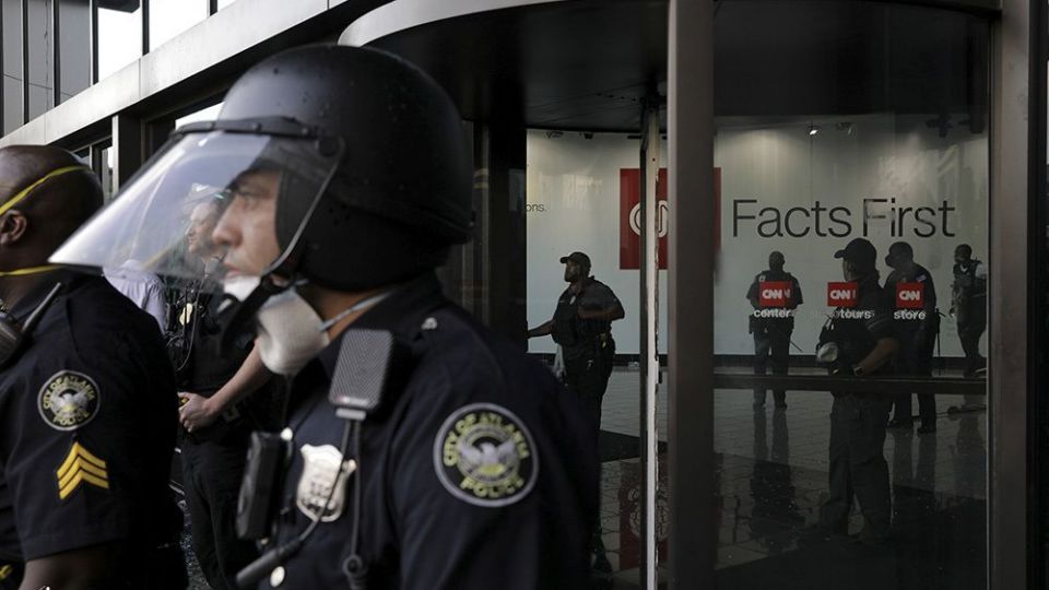 حمله معترضان به دفتر CNN در آتلانتا