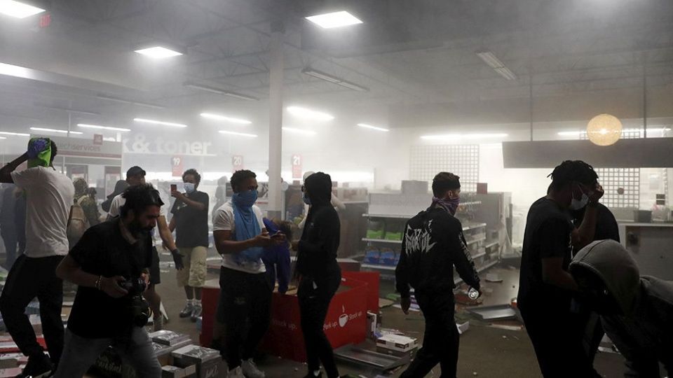 حمله معترضان به دفتر CNN در آتلانتا