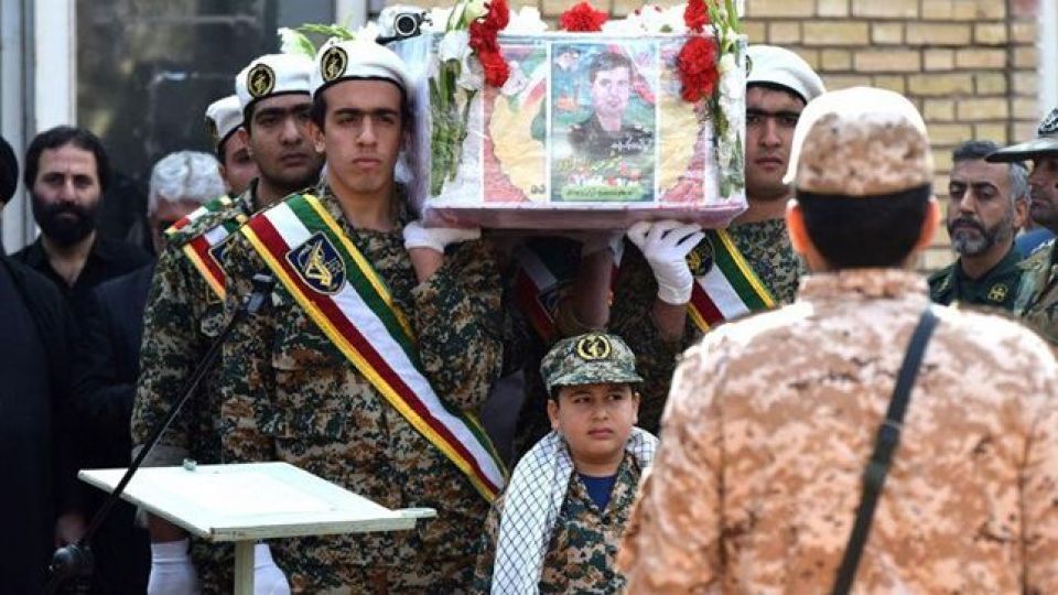 پاسخ رهبر انقلاب به نامه فرزندان یک شهید پاسخ رهبر انقلاب به نامه فرزندان یک شهید