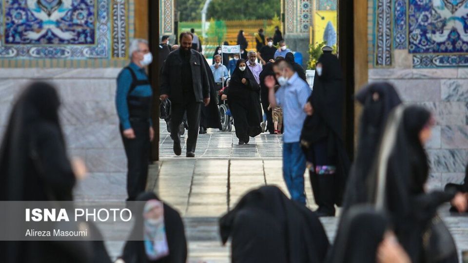 زیارت با رعایت پروتکل‌های بهداشتی در حرم مطهر رضوی