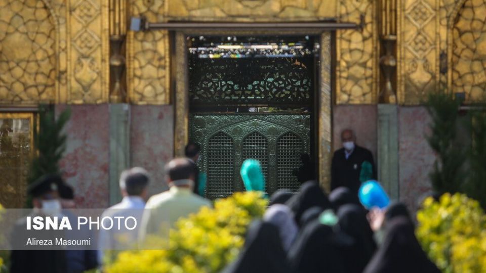 زیارت با رعایت پروتکل‌های بهداشتی در حرم مطهر رضوی