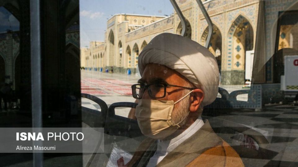 زیارت با رعایت پروتکل‌های بهداشتی در حرم مطهر رضوی