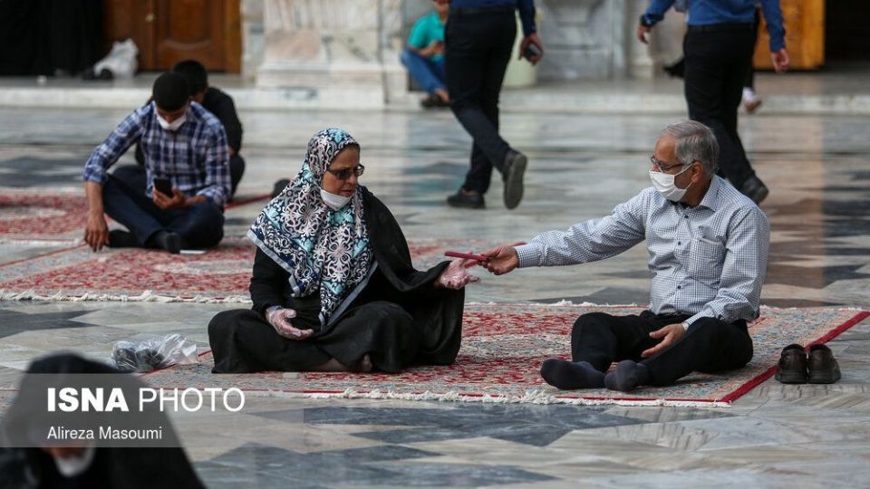 زیارت با رعایت پروتکل‌های بهداشتی در حرم مطهر رضوی