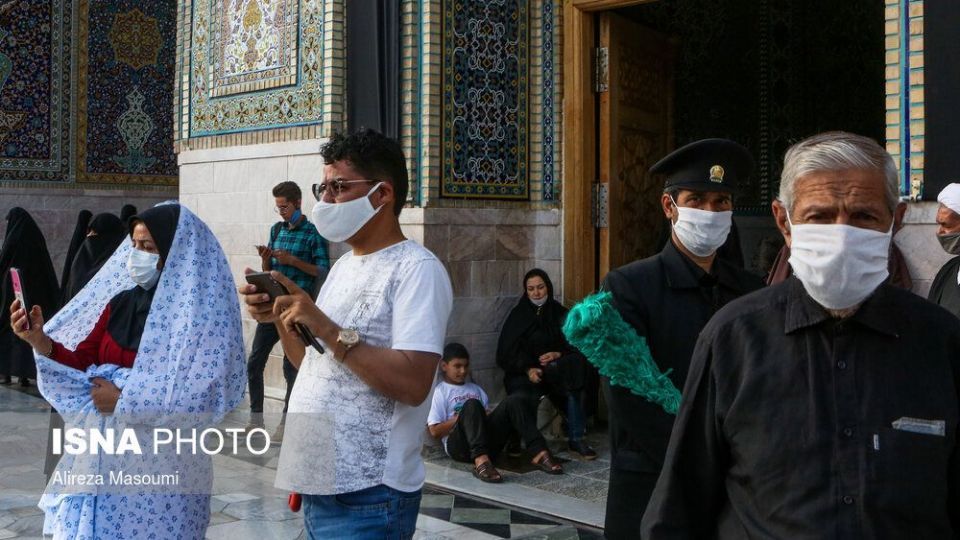 زیارت با رعایت پروتکل‌های بهداشتی در حرم مطهر رضوی