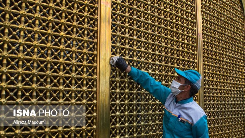 زیارت با رعایت پروتکل‌های بهداشتی در حرم مطهر رضوی