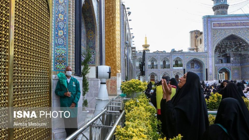 زیارت با رعایت پروتکل‌های بهداشتی در حرم مطهر رضوی