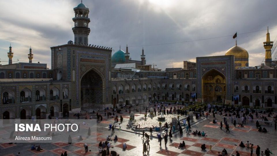 زیارت با رعایت پروتکل‌های بهداشتی در حرم مطهر رضوی
