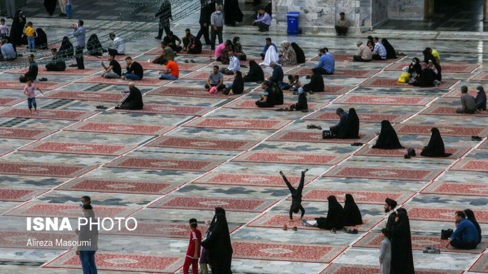 زیارت با رعایت پروتکل‌های بهداشتی در حرم مطهر رضوی