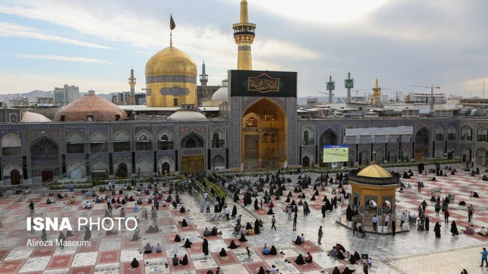 زیارت با رعایت پروتکل‌های بهداشتی در حرم مطهر رضوی
