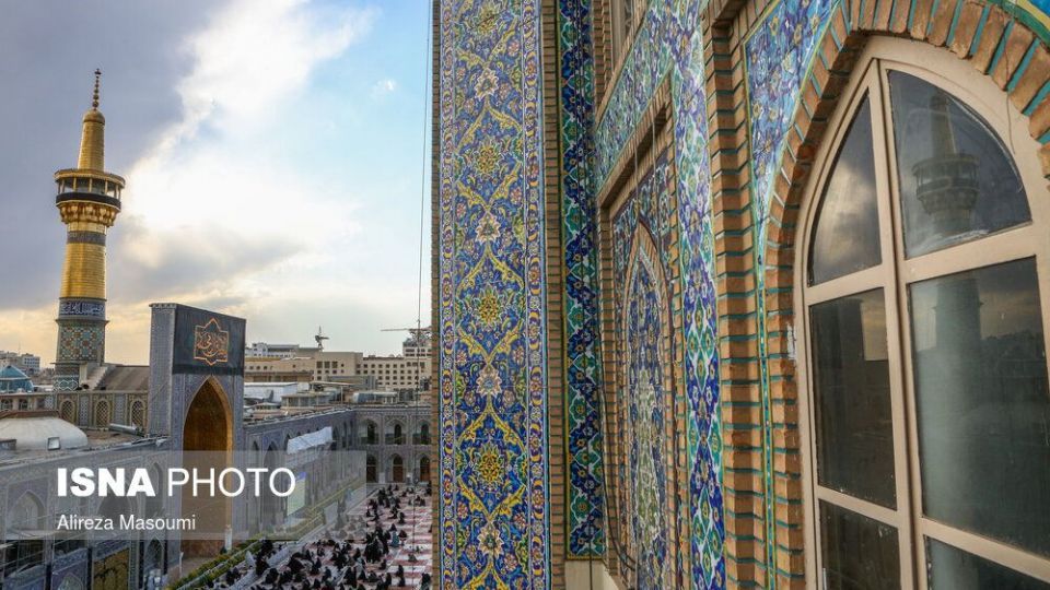 زیارت با رعایت پروتکل‌های بهداشتی در حرم مطهر رضوی