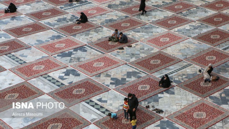 زیارت با رعایت پروتکل‌های بهداشتی در حرم مطهر رضوی