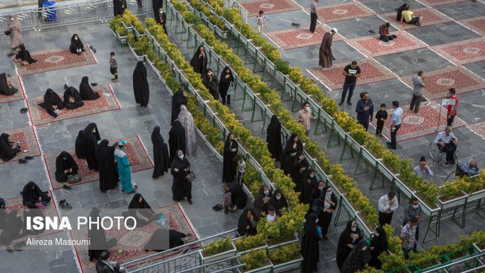 زیارت با رعایت پروتکل‌های بهداشتی در حرم مطهر رضوی