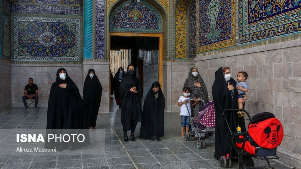 زیارت با رعایت پروتکل‌های بهداشتی در حرم مطهر رضوی