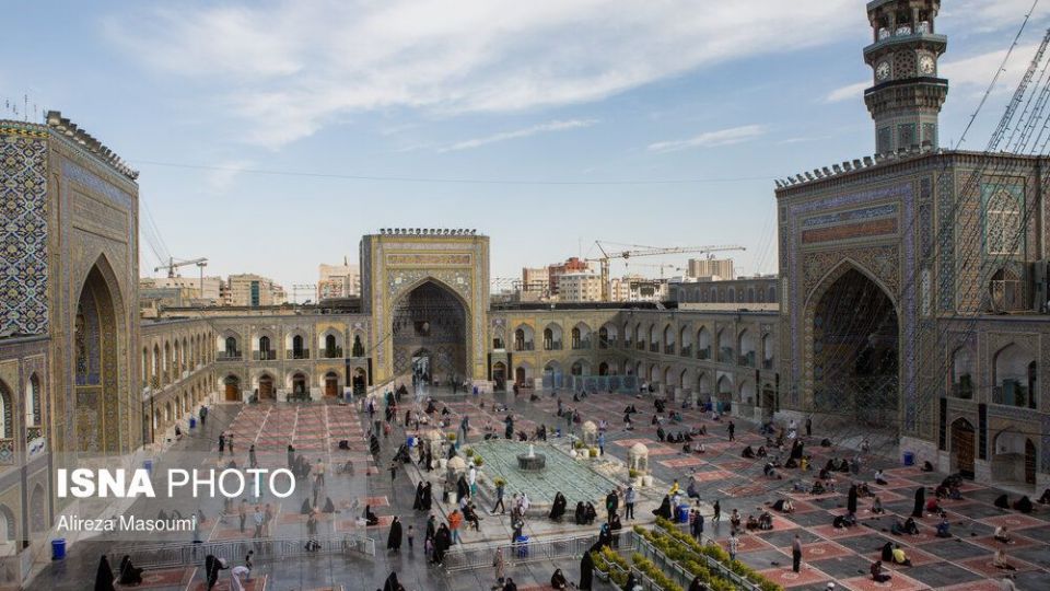 زیارت با رعایت پروتکل‌های بهداشتی در حرم مطهر رضوی