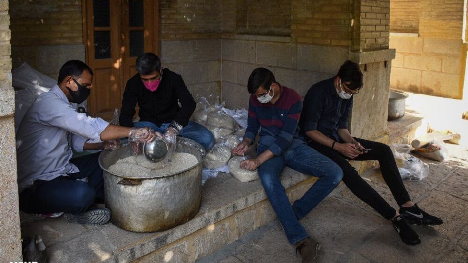 آماده سازی بسته های معیشتی به همت طلاب شیرازی