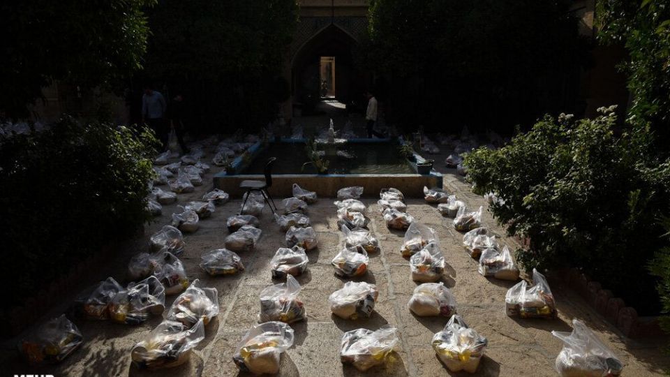 آماده سازی بسته های معیشتی به همت طلاب شیرازی