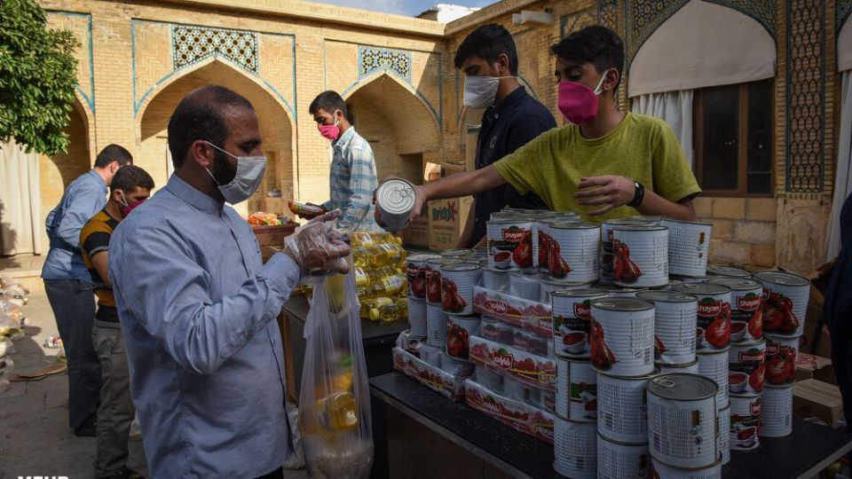 آماده سازی بسته های معیشتی به همت طلاب شیرازی