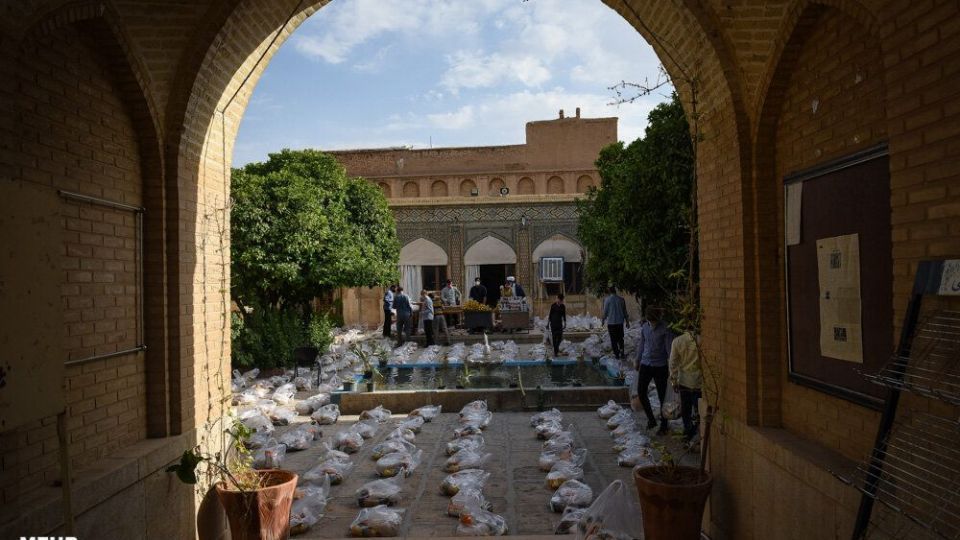آماده سازی بسته های معیشتی به همت طلاب شیرازی