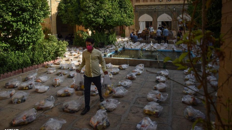 آماده سازی بسته های معیشتی به همت طلاب شیرازی