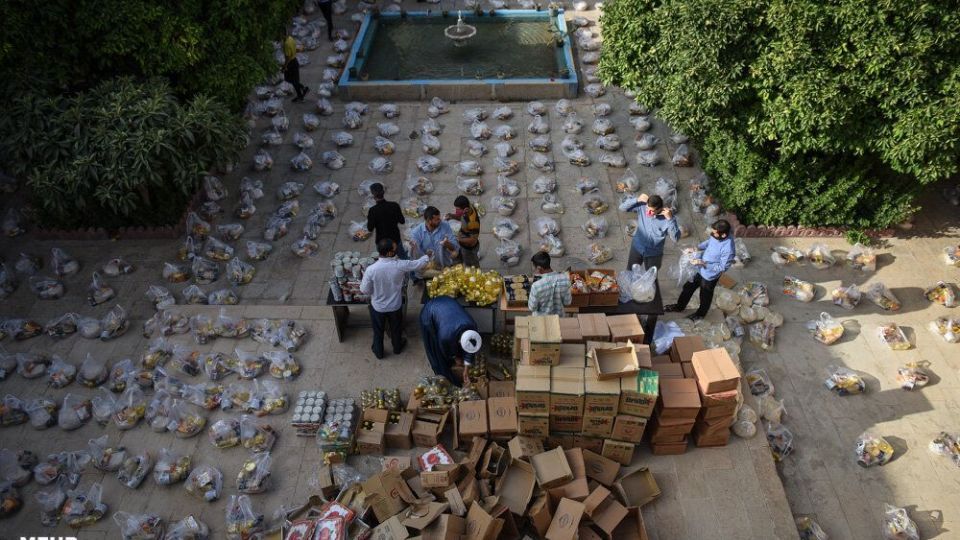 آماده سازی بسته های معیشتی به همت طلاب شیرازی