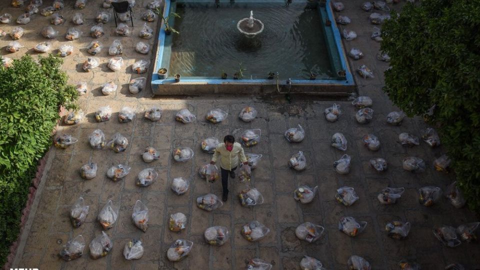 آماده سازی بسته های معیشتی به همت طلاب شیرازی