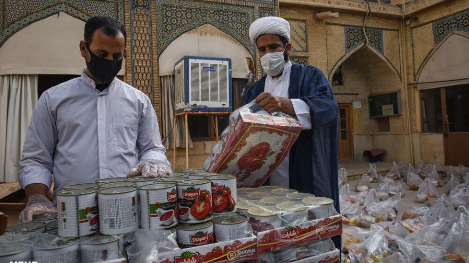 آماده سازی بسته های معیشتی به همت طلاب شیرازی