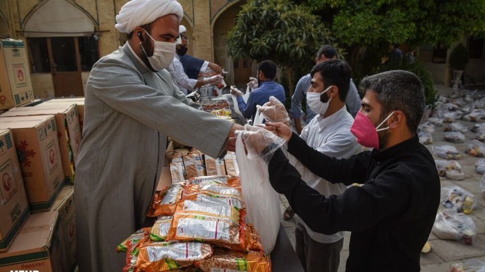 آماده سازی بسته های معیشتی به همت طلاب شیرازی