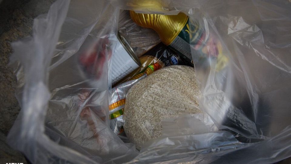 آماده سازی بسته های معیشتی به همت طلاب شیرازی