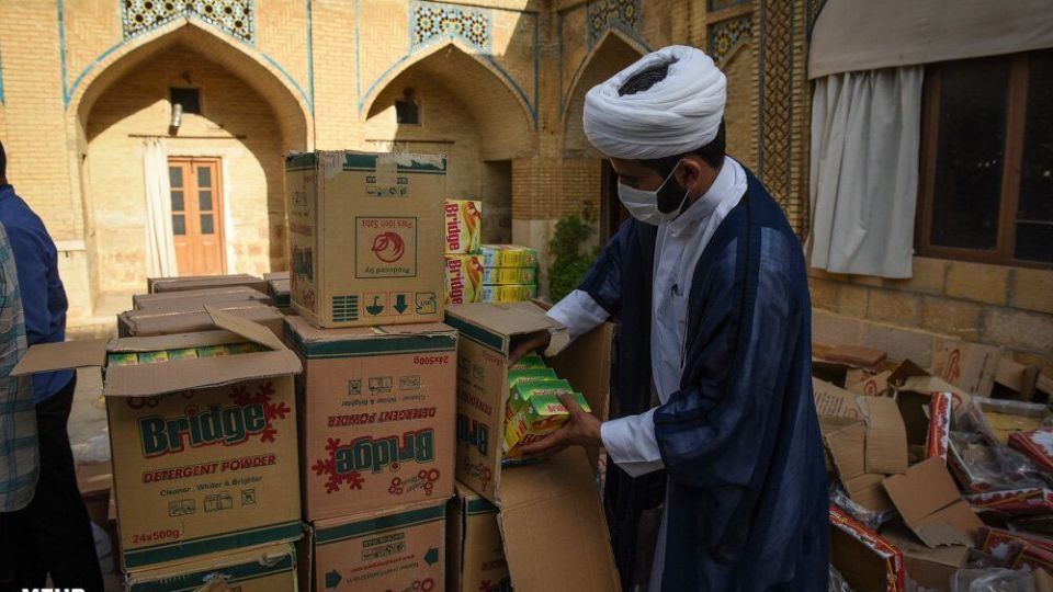 آماده سازی بسته های معیشتی به همت طلاب شیرازی