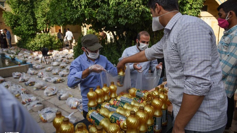 آماده سازی بسته های معیشتی به همت طلاب شیرازی