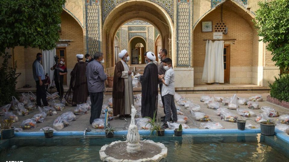 آماده سازی بسته های معیشتی به همت طلاب شیرازی