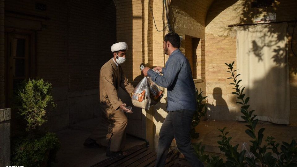 آماده سازی بسته های معیشتی به همت طلاب شیرازی