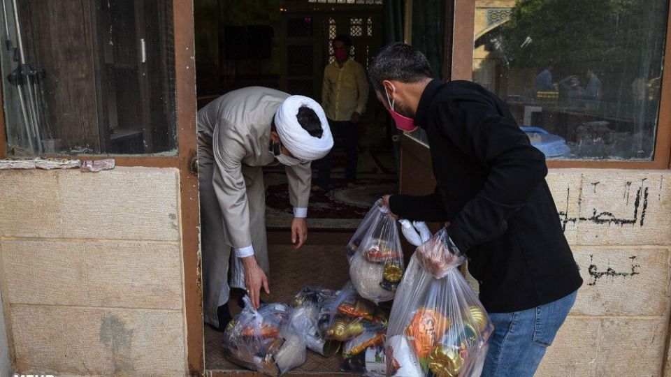 آماده سازی بسته های معیشتی به همت طلاب شیرازی