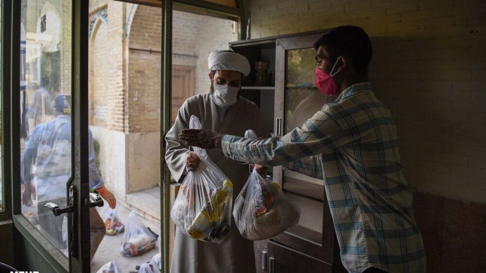 آماده سازی بسته های معیشتی به همت طلاب شیرازی