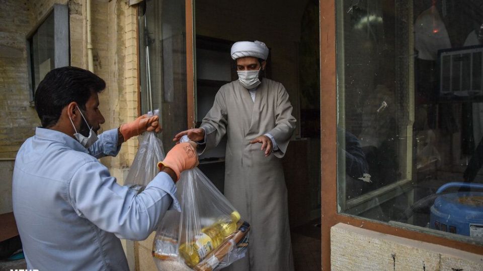 آماده سازی بسته های معیشتی به همت طلاب شیرازی