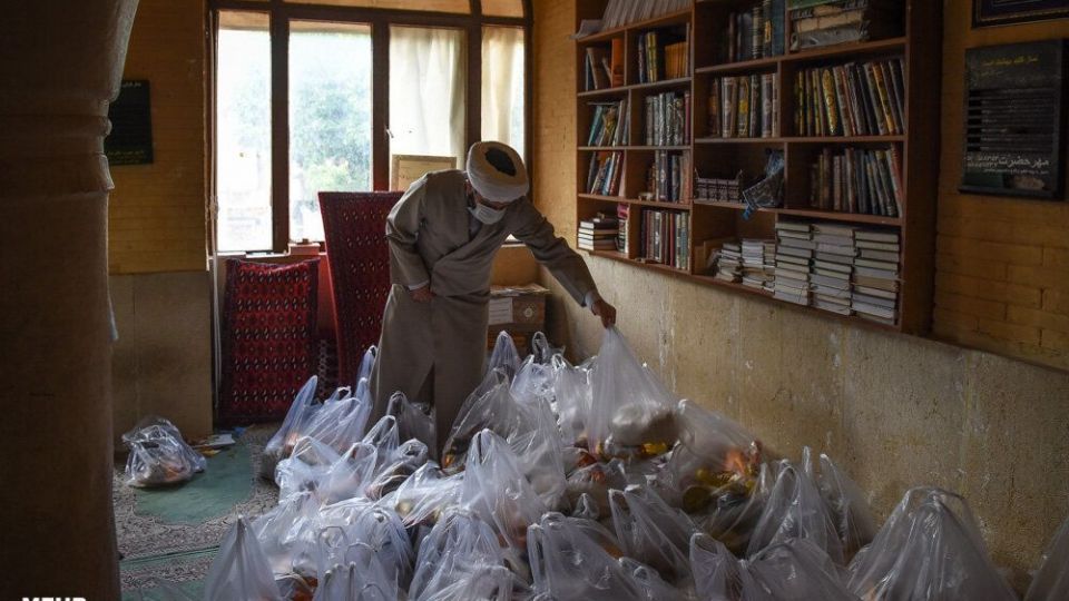 آماده سازی بسته های معیشتی به همت طلاب شیرازی