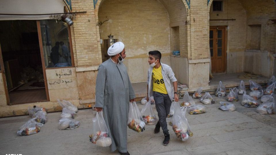 آماده سازی بسته های معیشتی به همت طلاب شیرازی