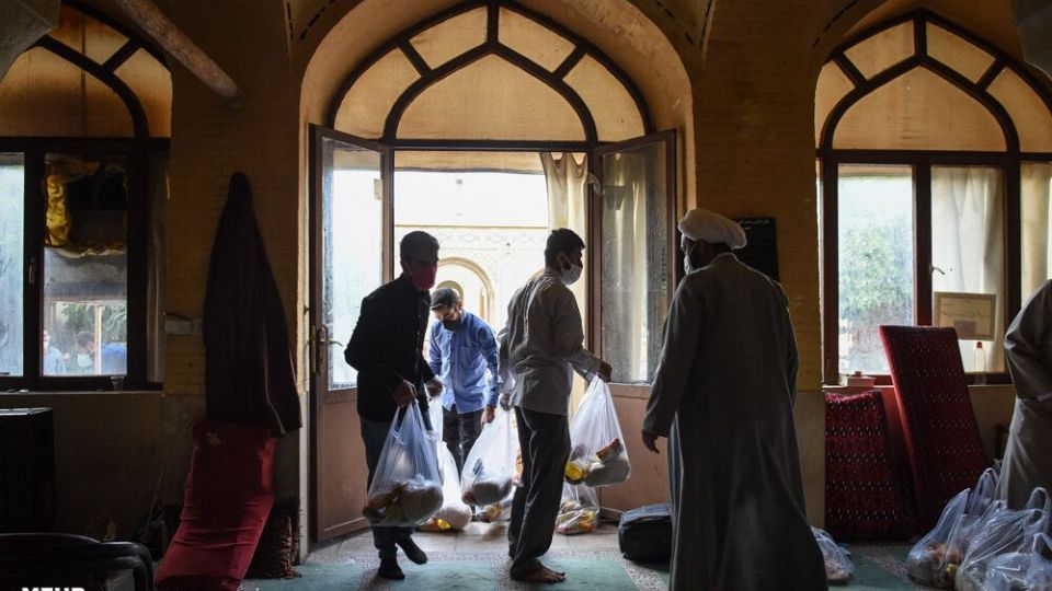 آماده سازی بسته های معیشتی به همت طلاب شیرازی