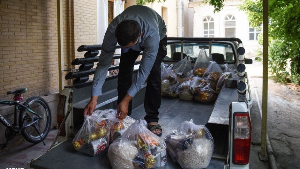 آماده سازی بسته های معیشتی به همت طلاب شیرازی