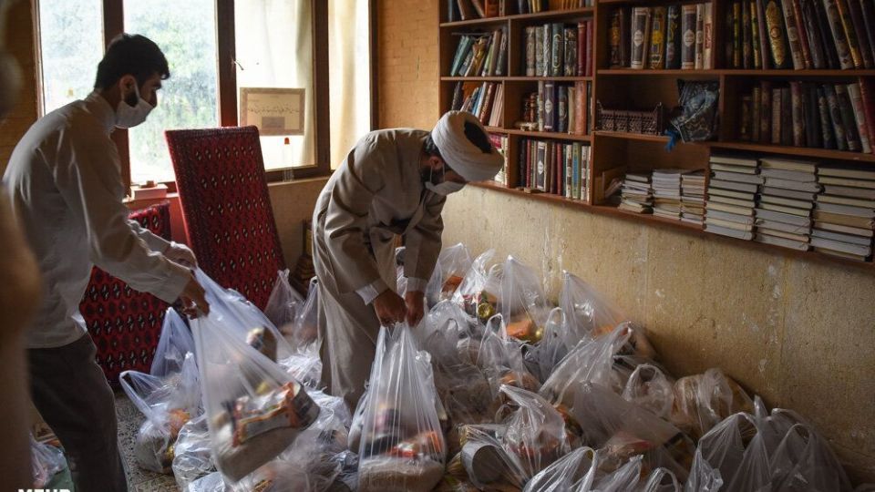 آماده سازی بسته های معیشتی به همت طلاب شیرازی