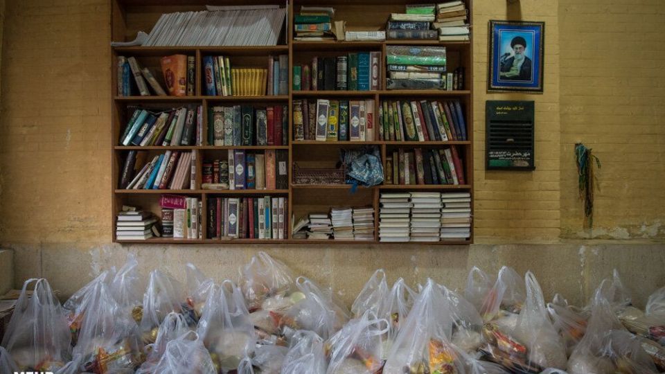 آماده سازی بسته های معیشتی به همت طلاب شیرازی
