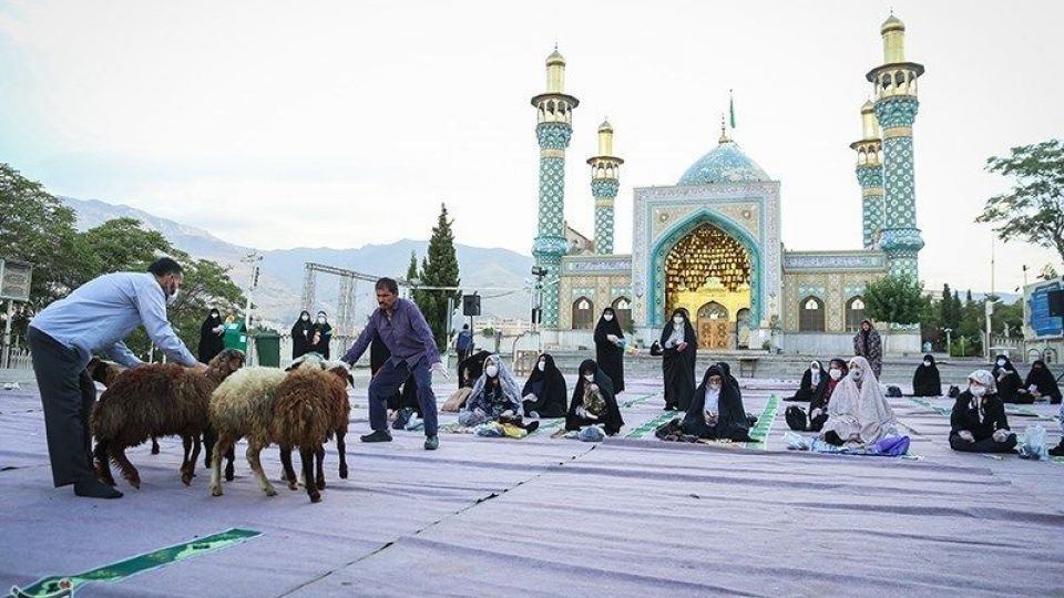  اقامه نماز عید قربان در امامزاده پنج تن لویزان