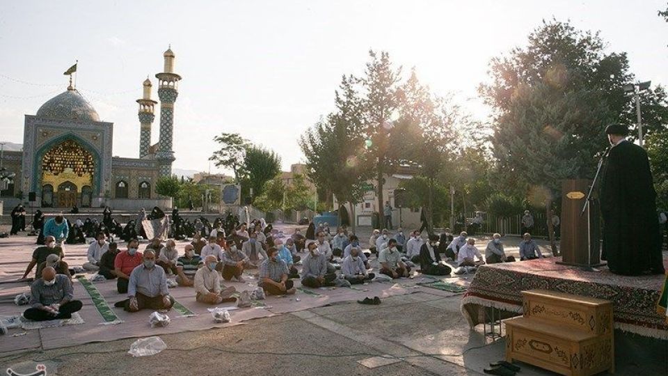  اقامه نماز عید قربان در امامزاده پنج تن لویزان