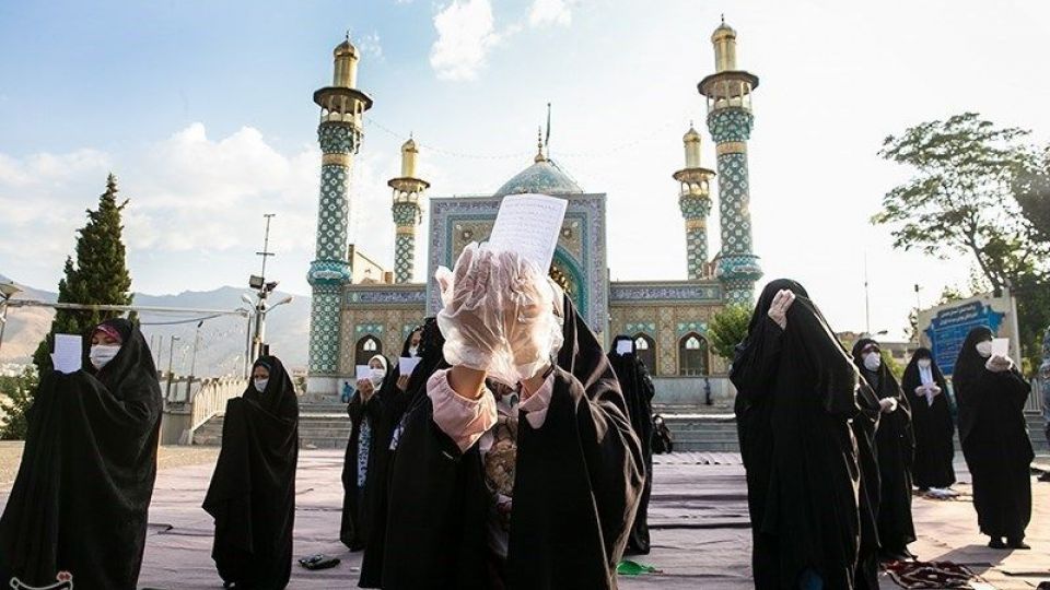  اقامه نماز عید قربان در امامزاده پنج تن لویزان