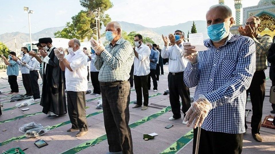  اقامه نماز عید قربان در امامزاده پنج تن لویزان