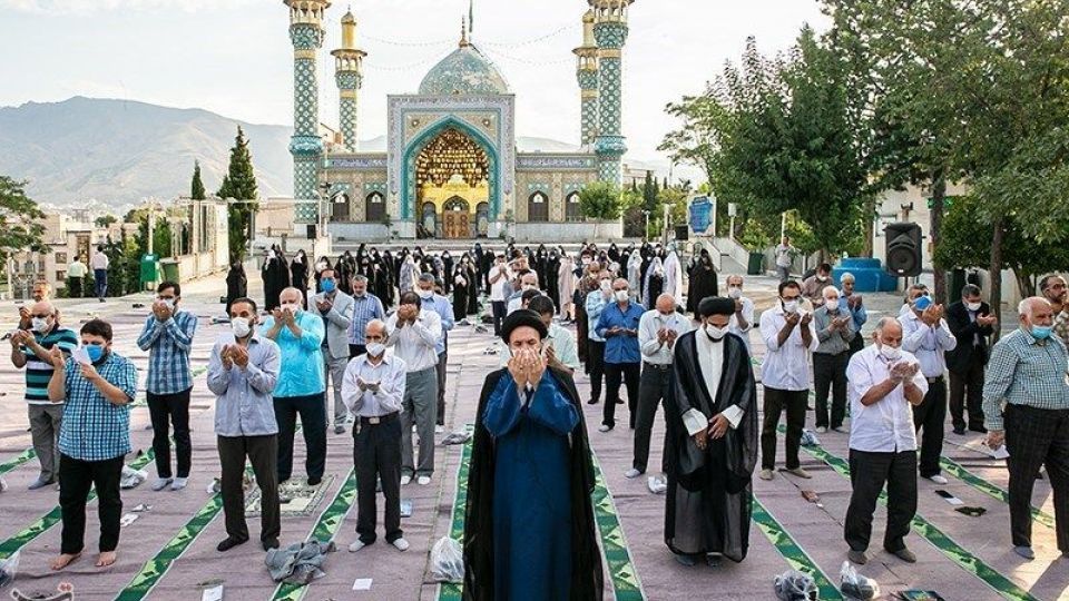  اقامه نماز عید قربان در امامزاده پنج تن لویزان