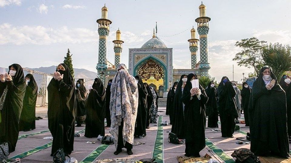  اقامه نماز عید قربان در امامزاده پنج تن لویزان