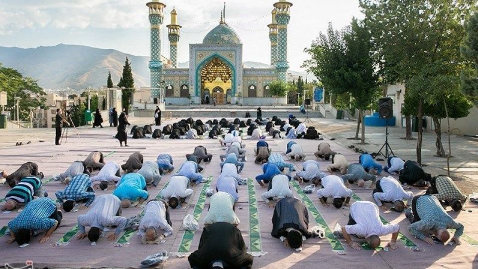  اقامه نماز عید قربان در امامزاده پنج تن لویزان