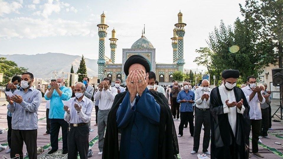  اقامه نماز عید قربان در امامزاده پنج تن لویزان