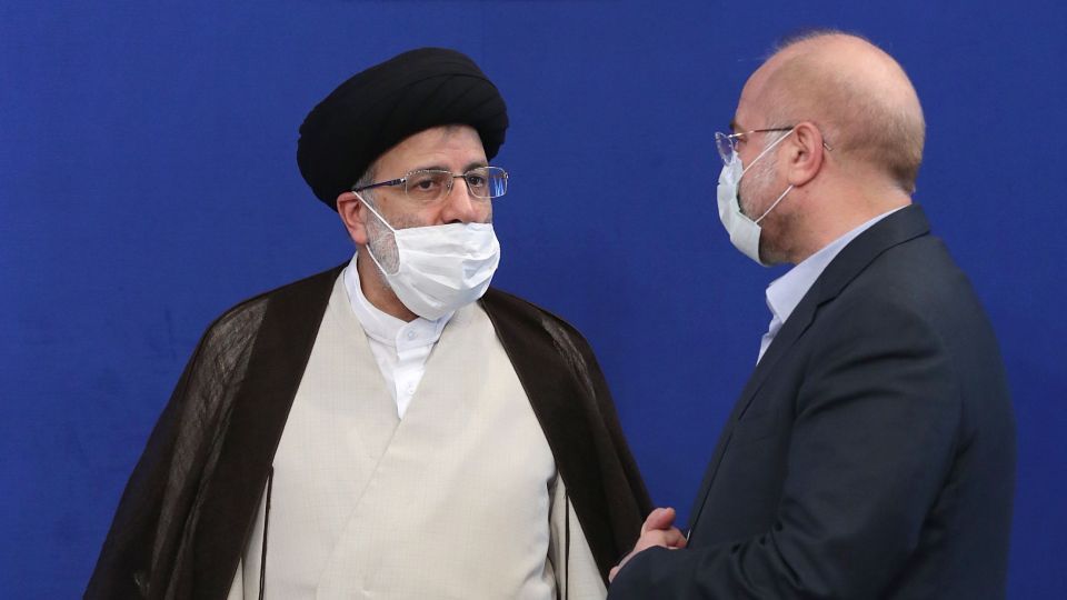 نامه رئیسی و قالیباف به رهبر انقلاب در مخالفت با تصمیم دولت درباره فروش اوراق سلف نفتی نامه رئیسی و قالیباف به رهبر انقلاب در مخالفت با تصمیم دولت درباره فروش اوراق سلف نفتی